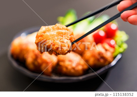 鶏 の からあげ は ジューシー で カリッ とした 食感 で 人気 【 揚げ物 の イメージ 】 115138352