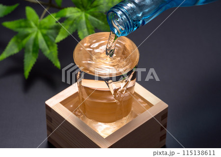 冷酒 日本酒を注ぐ 冷酒 日本酒を注ぐ 115138611