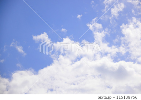 雲のある青空 (背景素材) 雲のある青空 (背景素材) 115138756