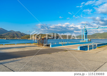 長崎港に向かう船が停泊する、五島列島の中通島の有川港の風景 115139069