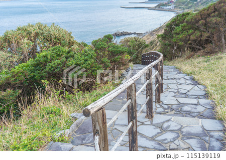 長崎県の五島列島の中通島にある矢堅目公園の展望所の風景 長崎県の五島列島の中通島にある矢堅目公園の展望所の風景 115139119