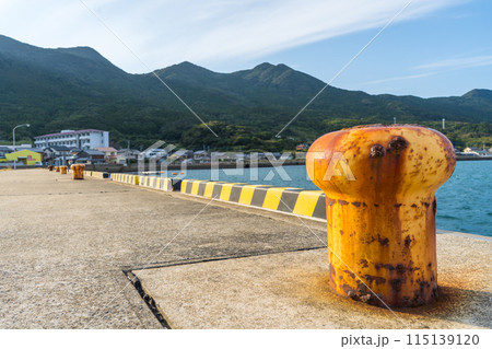 長崎港に向かう船が停泊する、五島列島の中通島の有川港の風景 長崎港に向かう船が停泊する、五島列島の中通島の有川港の風景 115139120