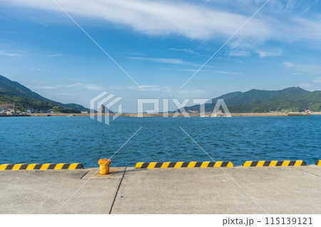 長崎港に向かう船が停泊する、五島列島の中通島の有川港の風景 115139121