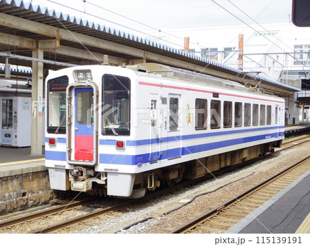 北越急行 普通列車HK100形電車 直江津駅 北越急行 普通列車HK100形電車 直江津駅 115139191