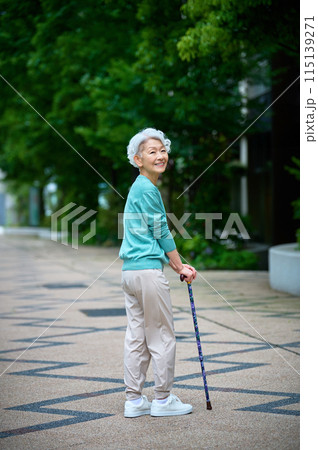 杖をついて散歩するアクティブシニア 115139271