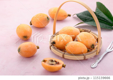 初夏の味覚　びわ （香川県産） 115139666