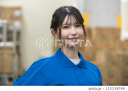 倉庫で段ボールを持つ若い女性 倉庫で段ボールを持つ若い女性 115139749