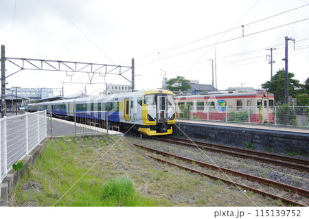 外房線特急わかしお号といすみ鉄道キハ20 大原駅 外房線特急わかしお号といすみ鉄道キハ20 大原駅 115139752