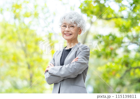 シニア女性　ビジネス　新緑 115139811