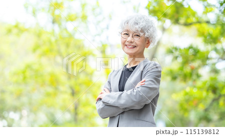 シニア女性 ビジネス 新緑 シニア女性 ビジネス 新緑 115139812