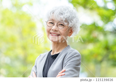 シニア女性 ビジネス 新緑 シニア女性 ビジネス 新緑 115139816