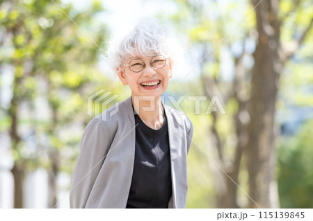 シニア女性 ビジネス 新緑 シニア女性 ビジネス 新緑 115139845