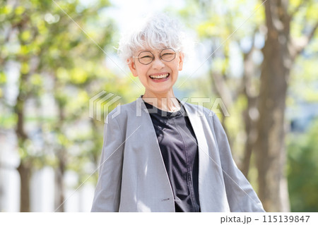 シニア女性　ビジネス　新緑 115139847