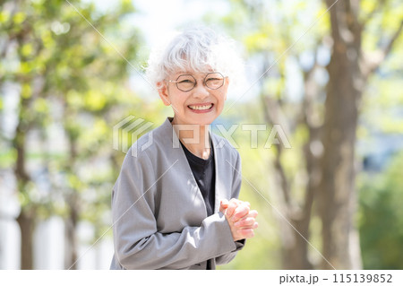 シニア女性　ビジネス　新緑 115139852