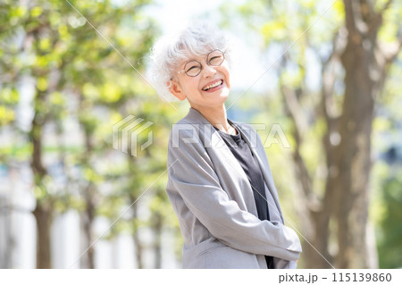 シニア女性　ビジネス　新緑 115139860