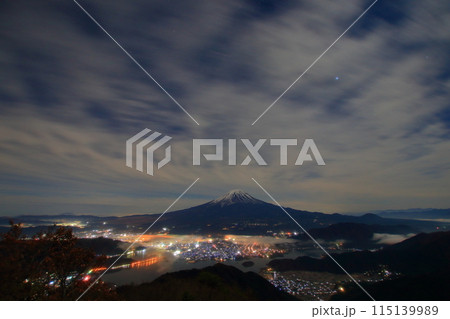 御坂山地から見る富士山と河口湖の夜景 115139989