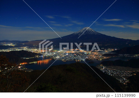 御坂山地から見る富士山と河口湖の夜景 115139990