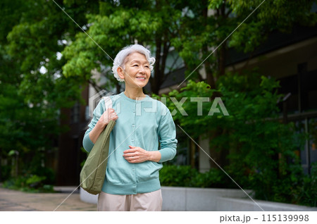 買い物バックを持った元気なシニア女性 買い物バックを持った元気なシニア女性 115139998
