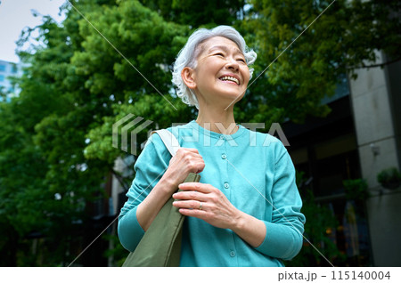 買い物バックを持った元気なシニア女性 115140004