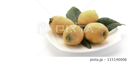 初夏の味覚　びわ （香川県産） 白背景 115140006