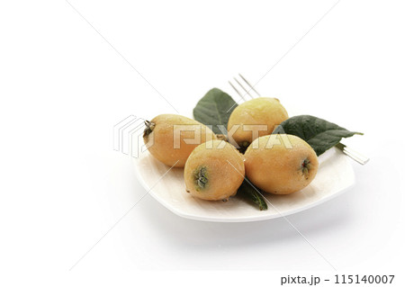 初夏の味覚　びわ （香川県産） 白背景 115140007