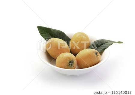 初夏の味覚　びわ （香川県産） 白背景 115140012