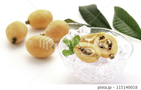 初夏の味覚　びわ （香川県産） 白背景 115140018