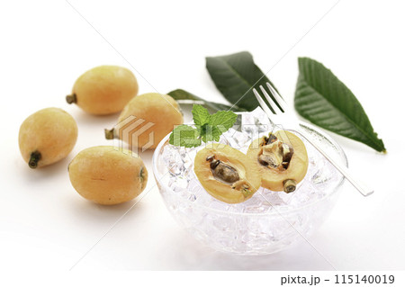 初夏の味覚　びわ （香川県産） 白背景 115140019