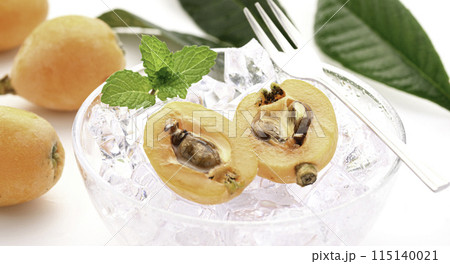 初夏の味覚　びわ （香川県産） 白背景 115140021