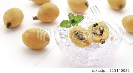 初夏の味覚　びわ （香川県産） 白背景 115140023