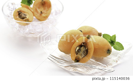 初夏の味覚　びわ （香川県産） 白背景 115140036