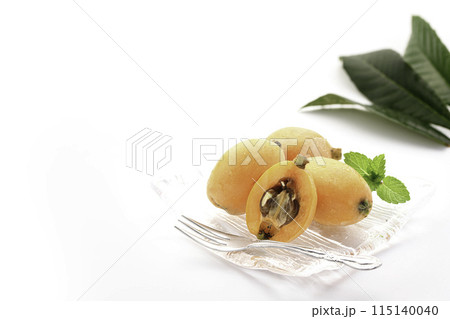 初夏の味覚　びわ （香川県産） 白背景 115140040