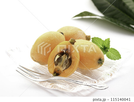 初夏の味覚　びわ （香川県産） 白背景 115140041