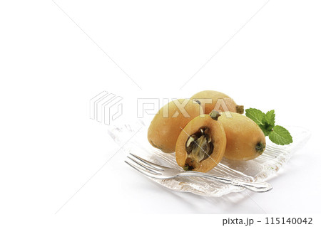 初夏の味覚　びわ （香川県産） 白背景 115140042