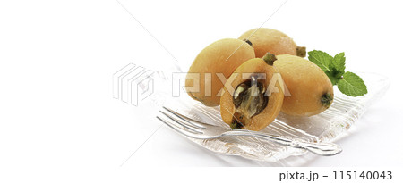 初夏の味覚　びわ （香川県産） 白背景 115140043