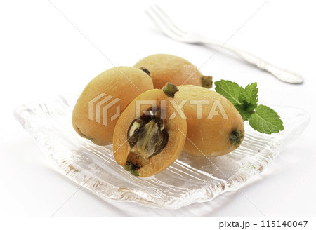 初夏の味覚　びわ （香川県産） 白背景 115140047