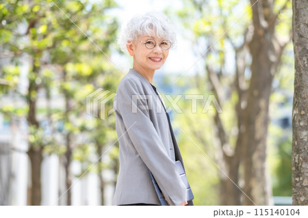 シニア女性　ビジネス　タブレット 115140104