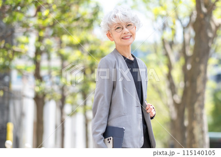 シニア女性 ビジネス タブレット シニア女性 ビジネス タブレット 115140105