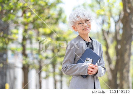 シニア女性　ビジネス　タブレット 115140110