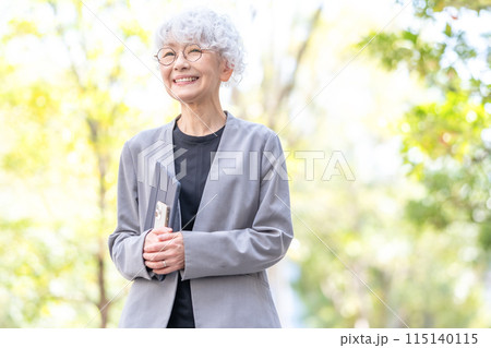 シニア女性　ビジネス　タブレット 115140115