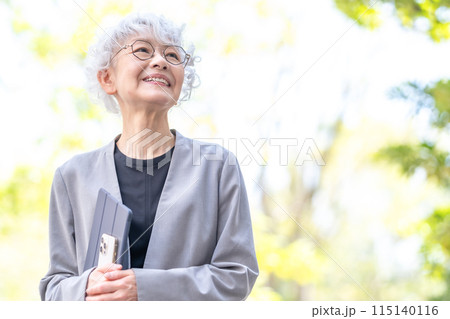シニア女性 ビジネス タブレット シニア女性 ビジネス タブレット 115140116