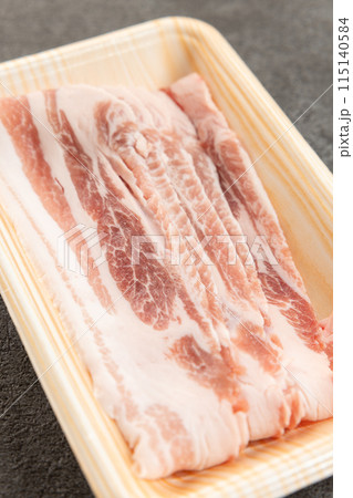 国産の豚バラ肉の生肉 国産の豚バラ肉の生肉 115140584