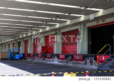 物流センター トラックヤード 115140881