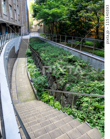 東京・霞が関の中央合同庁舎第7号館に保存されている「江戸城外堀跡」 東京・霞が関の中央合同庁舎第7号館に保存されている「江戸城外堀跡」 115140893