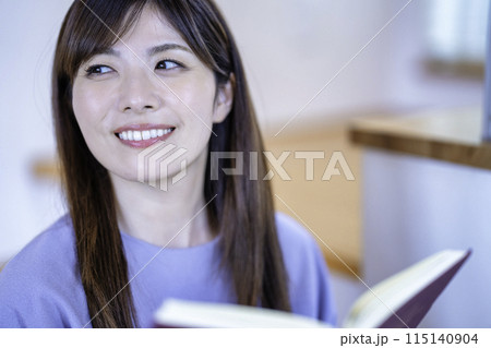 リビングで本を読む女性 リビングで本を読む女性 115140904