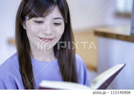 リビングで本を読む女性 リビングで本を読む女性 115140906