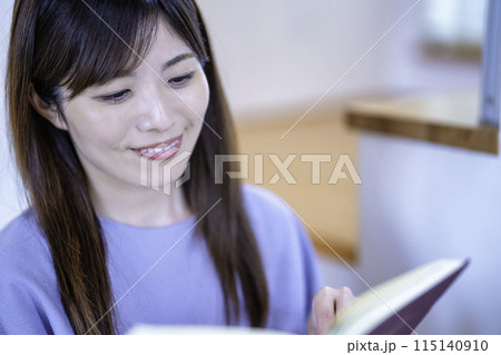 リビングで本を読む女性 115140910