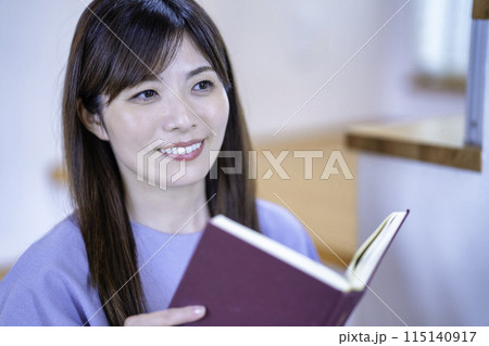 リビングで本を読む女性 115140917