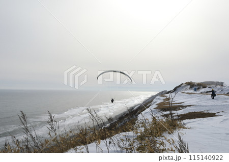 極寒の北海道の海岸でパラシュート飛行にチャレンジする【2月】 115140922