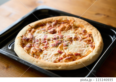 焼き上がったピザ 115140935